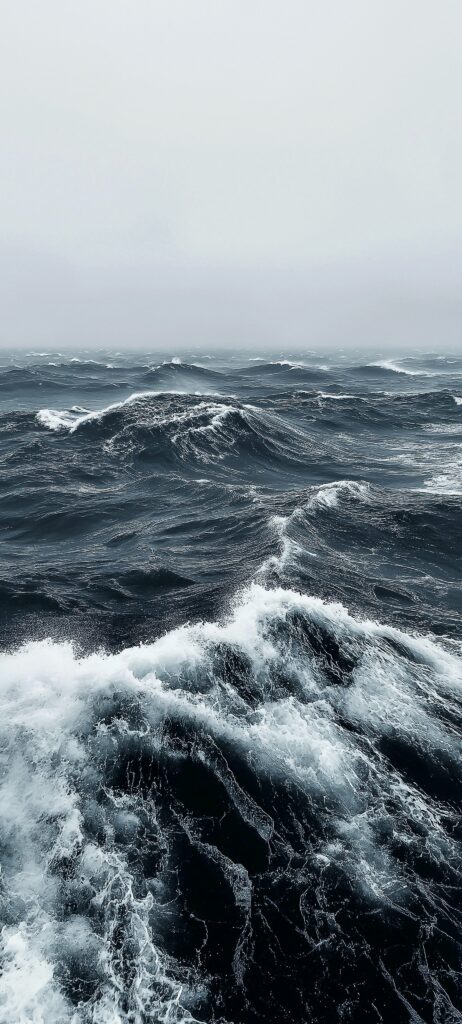 au large, les vagues d'une mer agitée