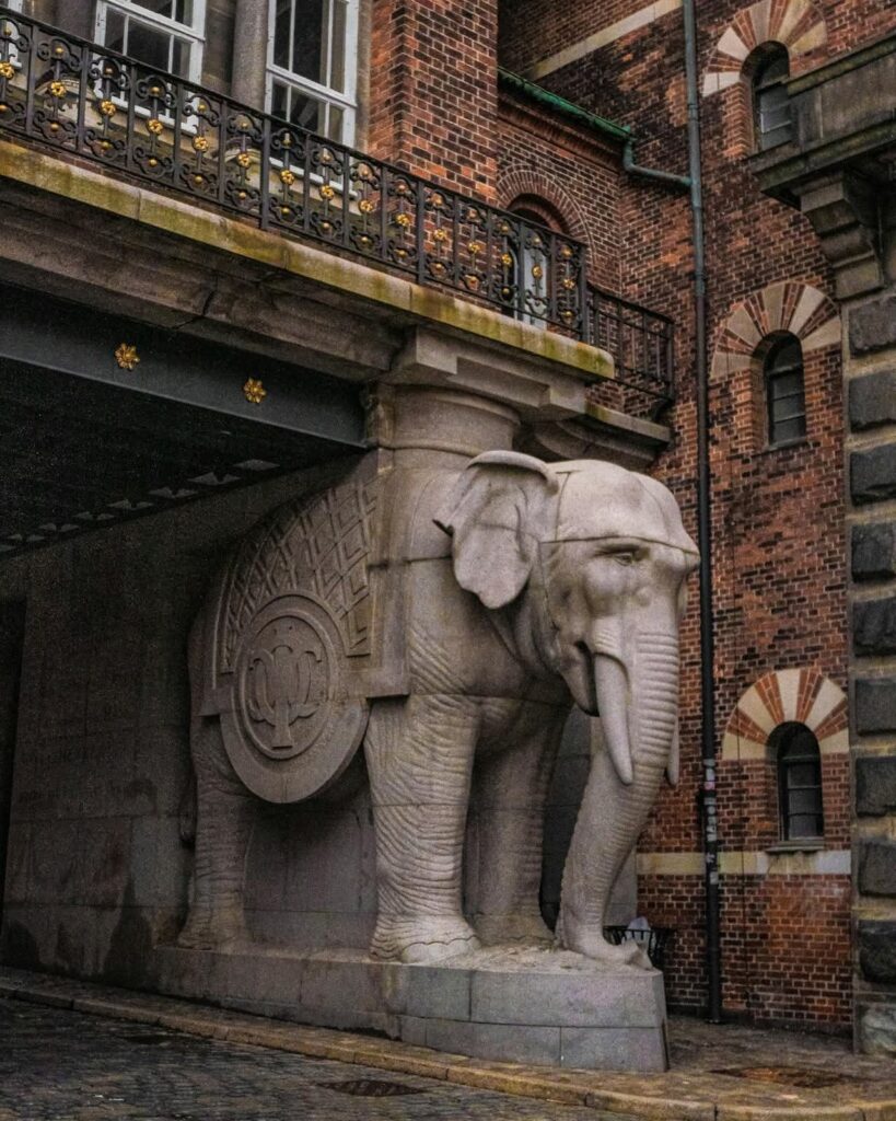 La porte des éléphants (Elefantporten), district de Carlsberg, Copenhague, Danemark, construite en 1901 par l'architecte Vilhelm Dahlerup, avec quatre éléphants de granit portant la tour au-dessus