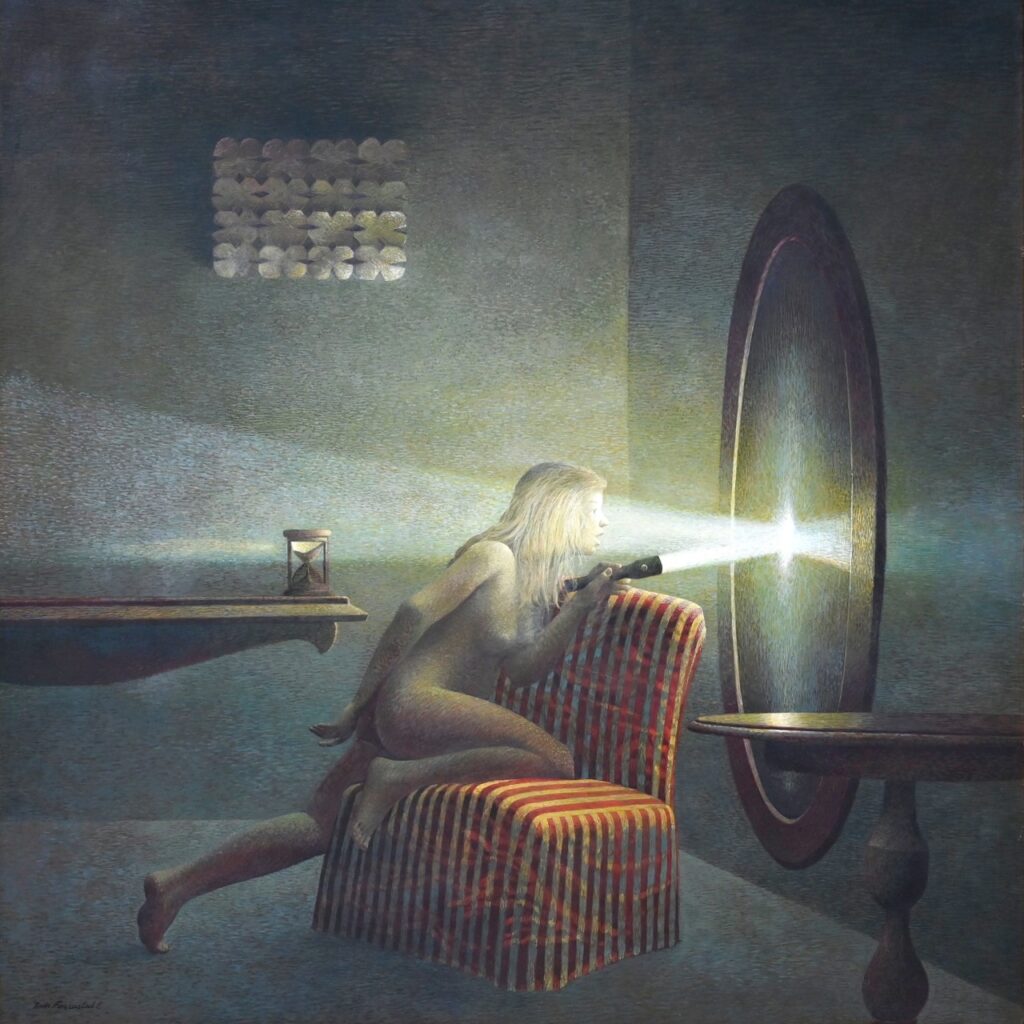 le genou appuyé sur un fauteuil, une femme nue dirige le faisceau d'une lampe de poche sur un miroir qui reflète la lumière et éclaire son âme