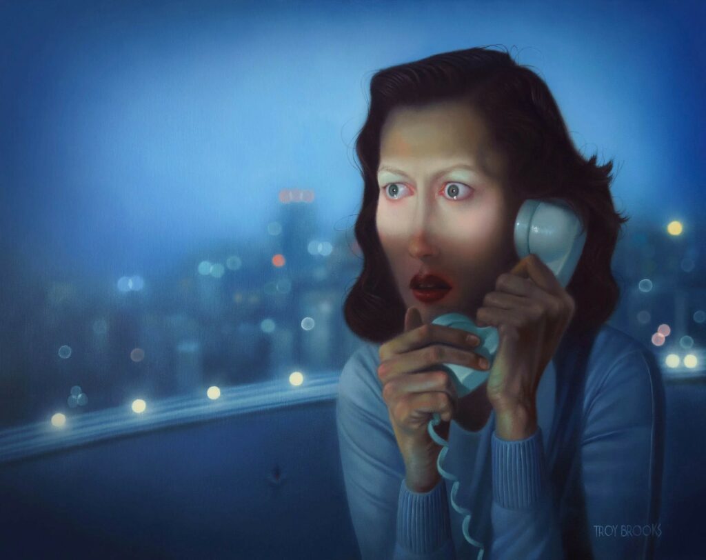 les yeux d'une femme serrant de ses deux mains le combiné de son téléphone fixe ; derrière elle, la ville bleue de l'autre côté de la fenêtre