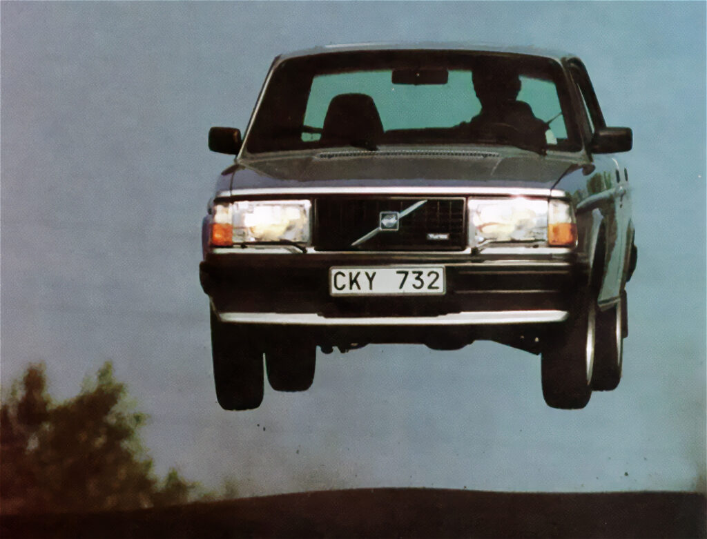 une Volvo 240 Turbo en suspension dans les airs en 1981 