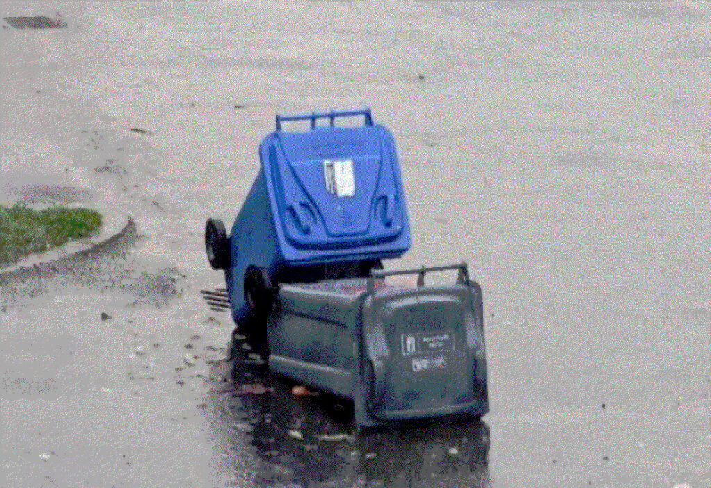 deux poubelles renversées par la tempête des sentiments font l'amour en pleine rue