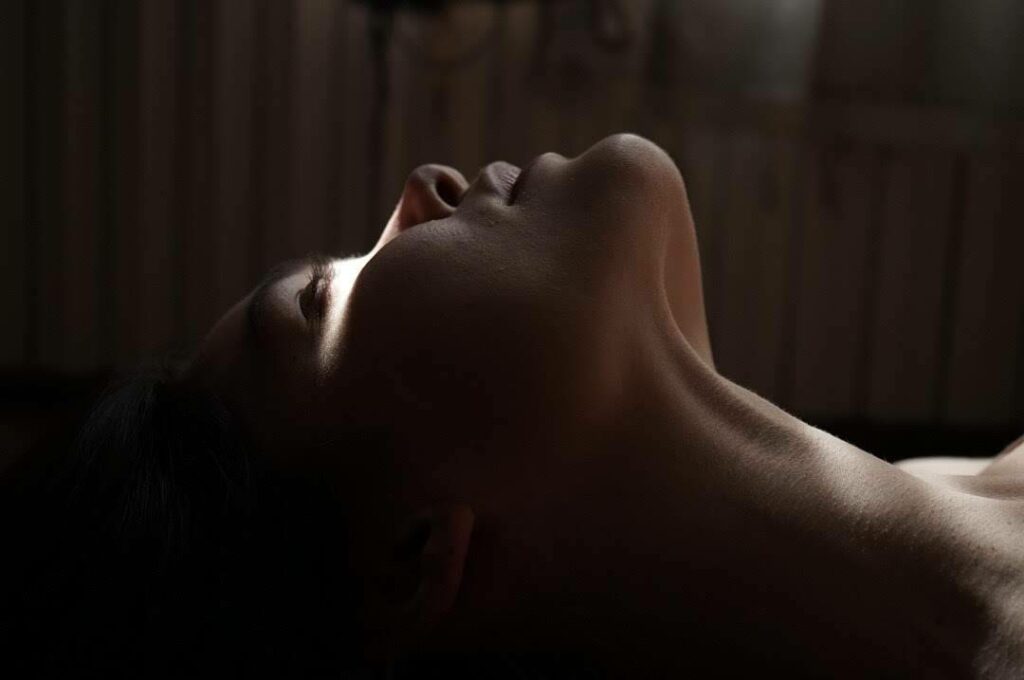 un triangle de lumière sur l'oeil d'une femme allongée