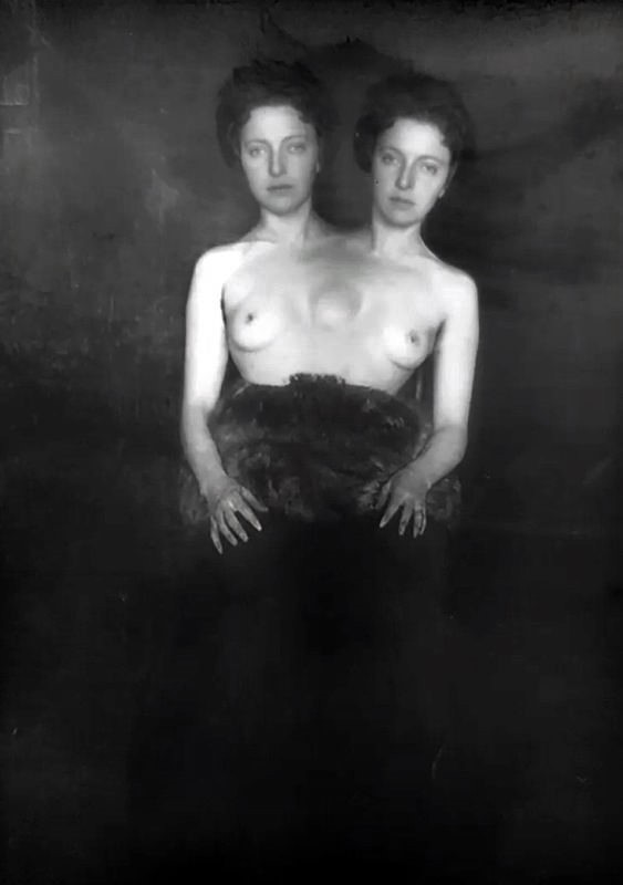 une femme à deux seins et deux têtes