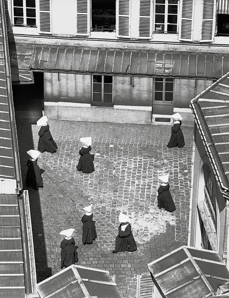 des religieuses des Filles de la Charité de Saint Vincent de Paul dans une cour (de récréation), Paris