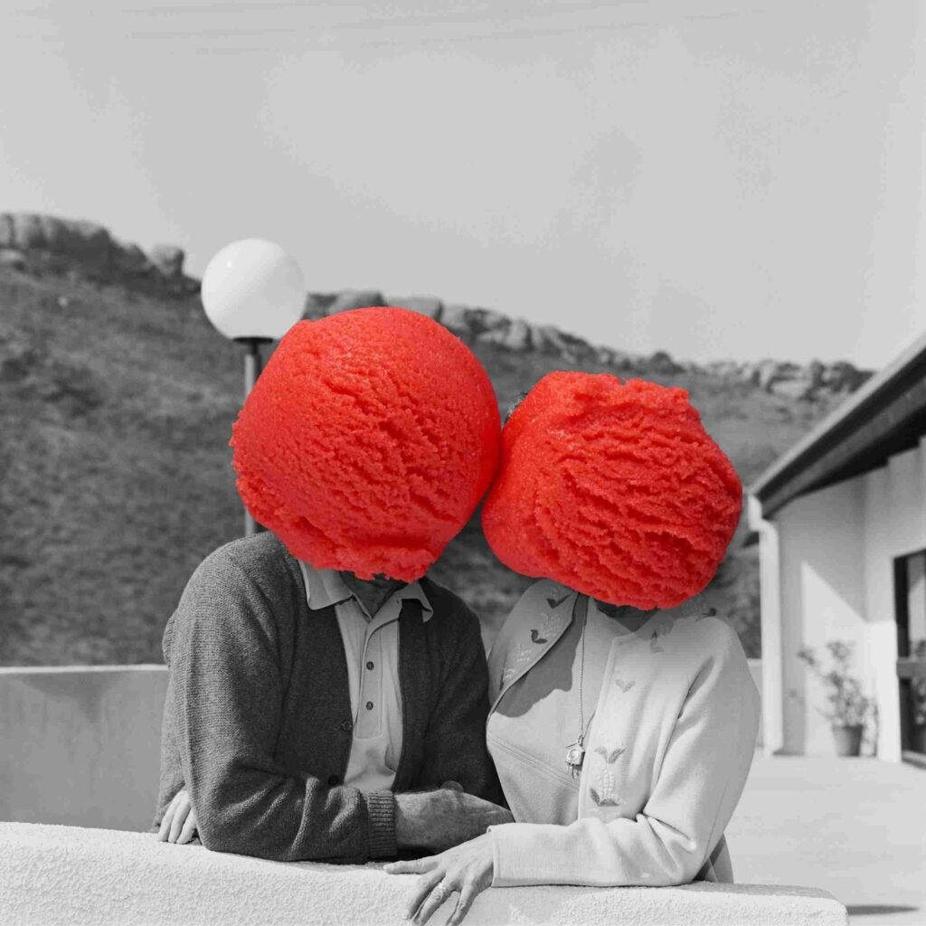un couple d'amoureux aux têtes en boule de glace complètement aux fraises
