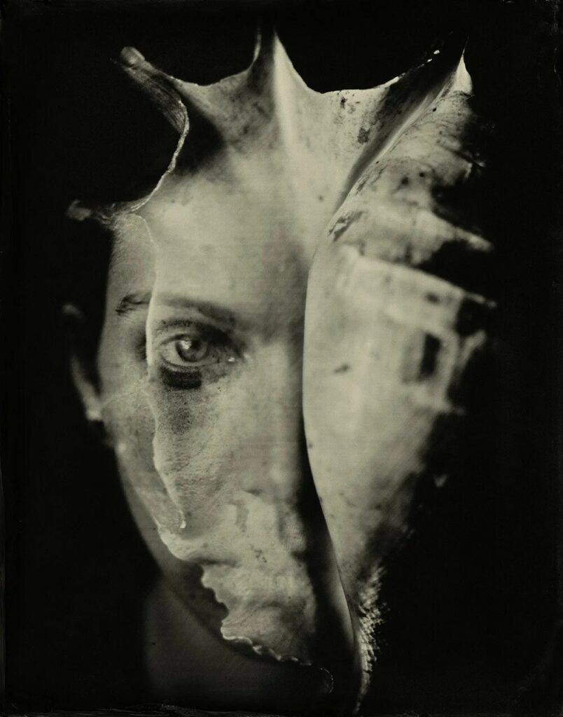 l'oeil d'une femme reste visible sous la feuille en surimpression sur son visage