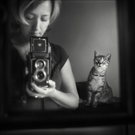 autoportrait d'une femme et d'un chat dans le miroir