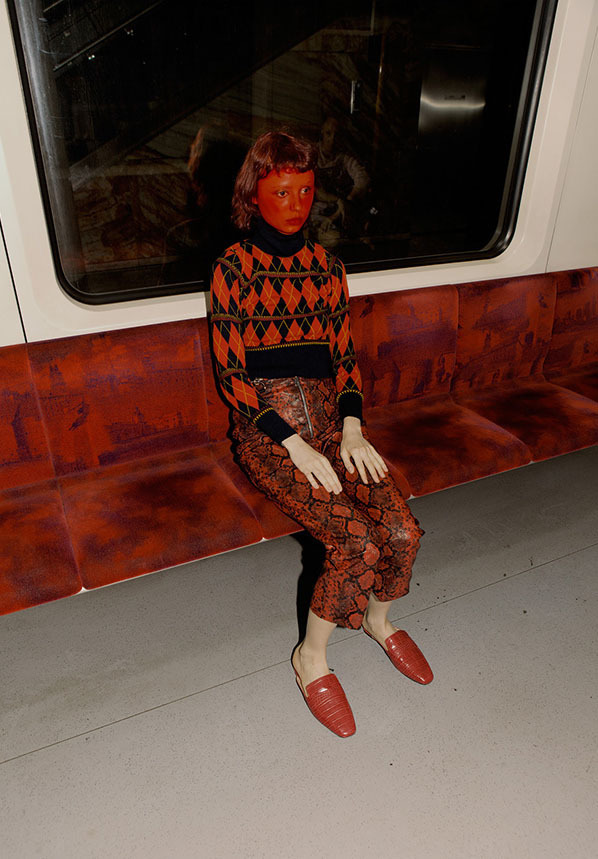 assise sur la banquette rouge des mis en examens dans un contexte médiatique agité, une jeune femme à la peau rouge semble gênée de confesser sa sensibilité de gauche