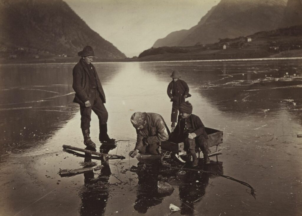 lac de montagne et pêcheurs sur glace
