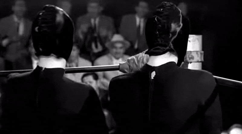 sur le ring, deux femmes grimées en panthères masquées montrent leurs griffes