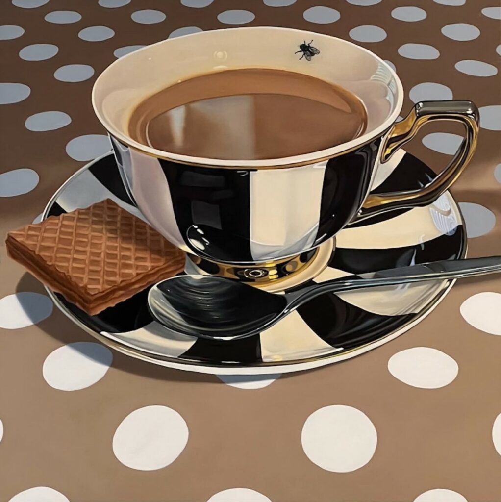 une mouche sur le rebord d'une appétissante tasse de chocolat chaud