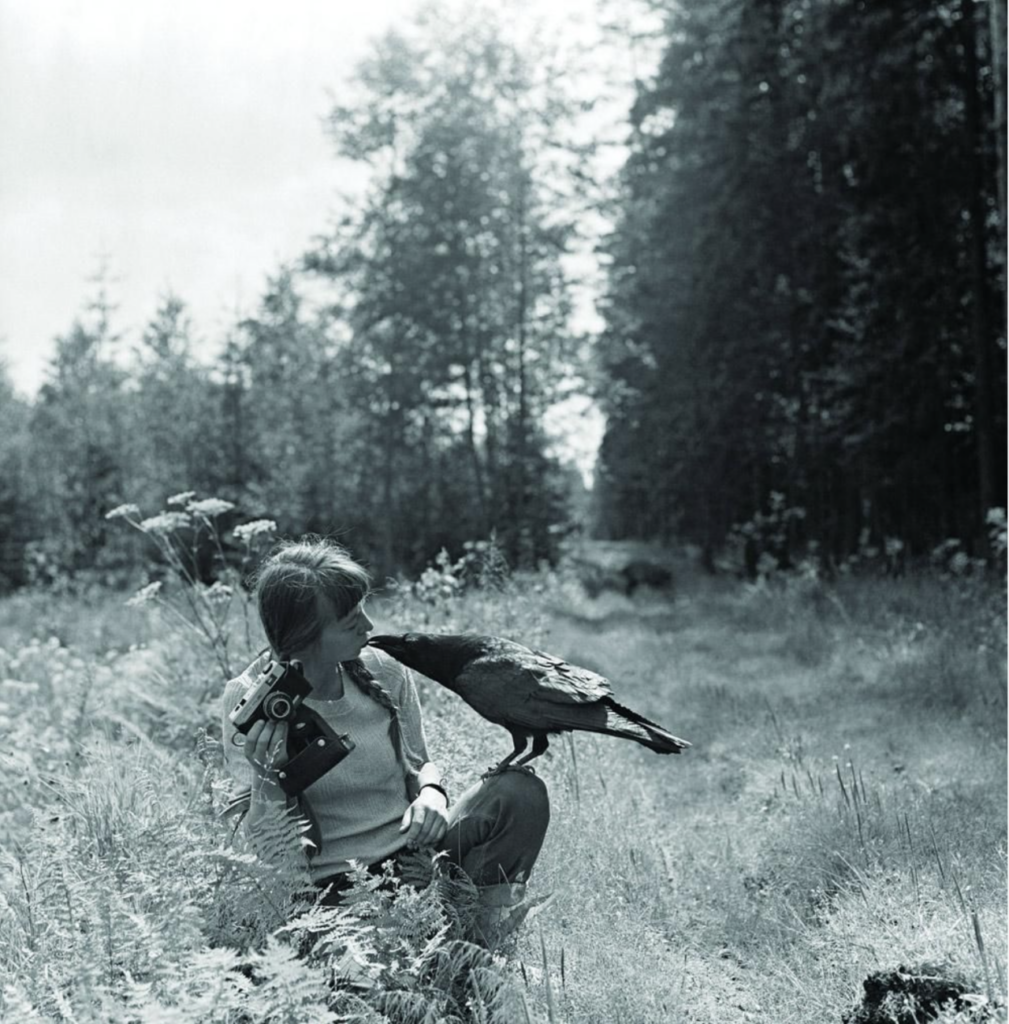 Simona Kossak et son corbeau Korasek