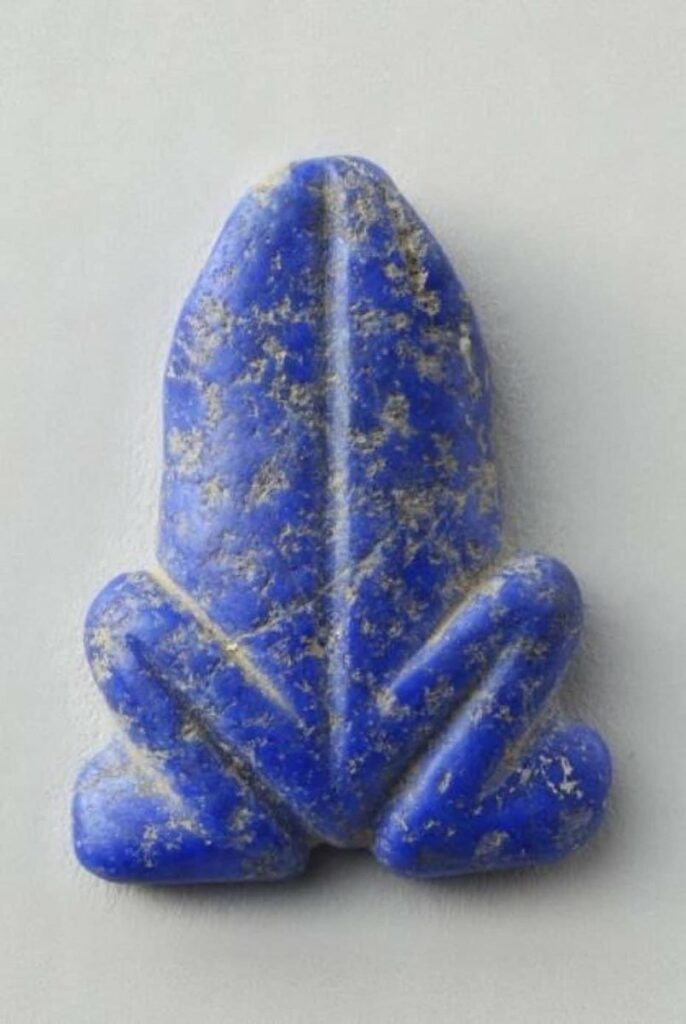 amulette sumérienne en forme de grenouille, vieille de 5 500 ans, sculptée dans du lapis-lazuli