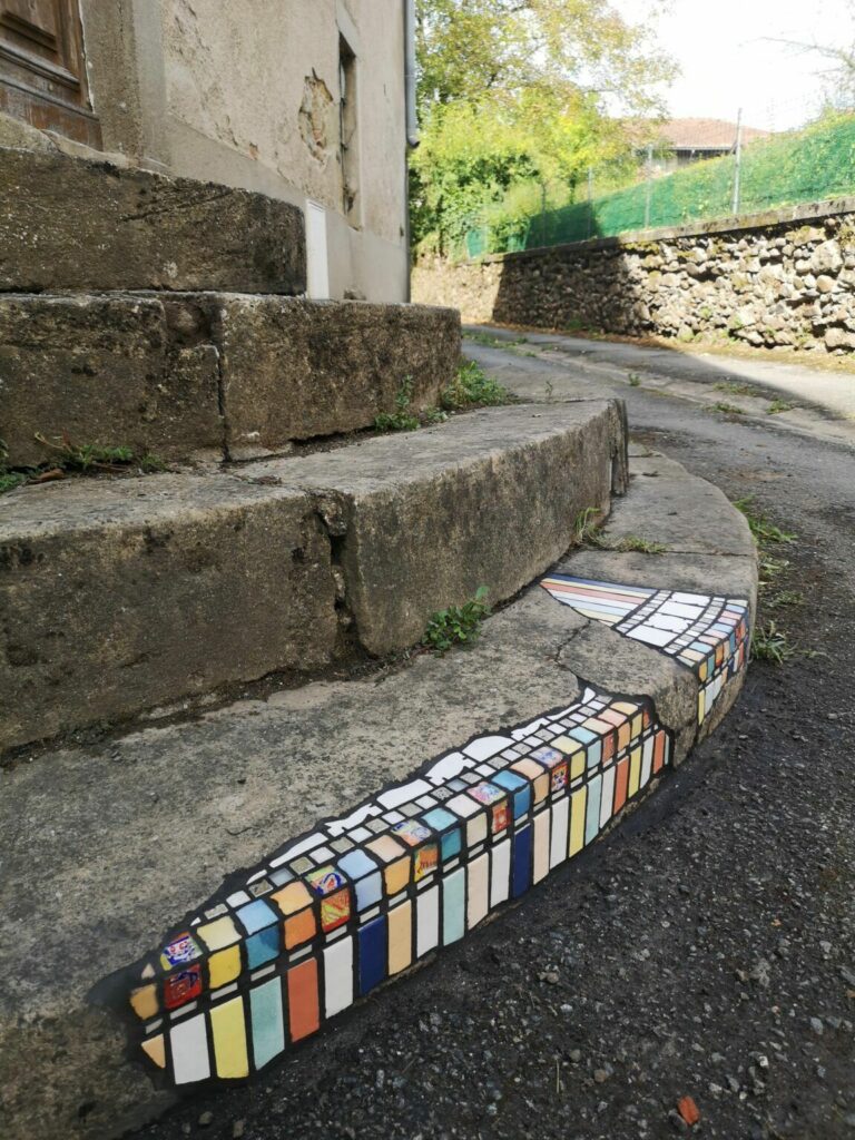 des marches de ciment ébréchées réparées avec des carreaux de mosaïques multicolores