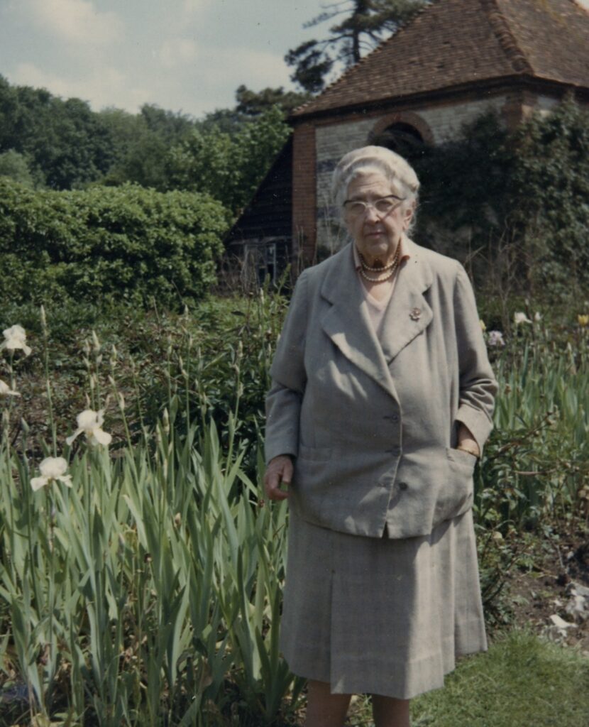 Agatha Christie, la  femme de lettres britannique, auteure de nombreux romans policiers, posant dans son jardin