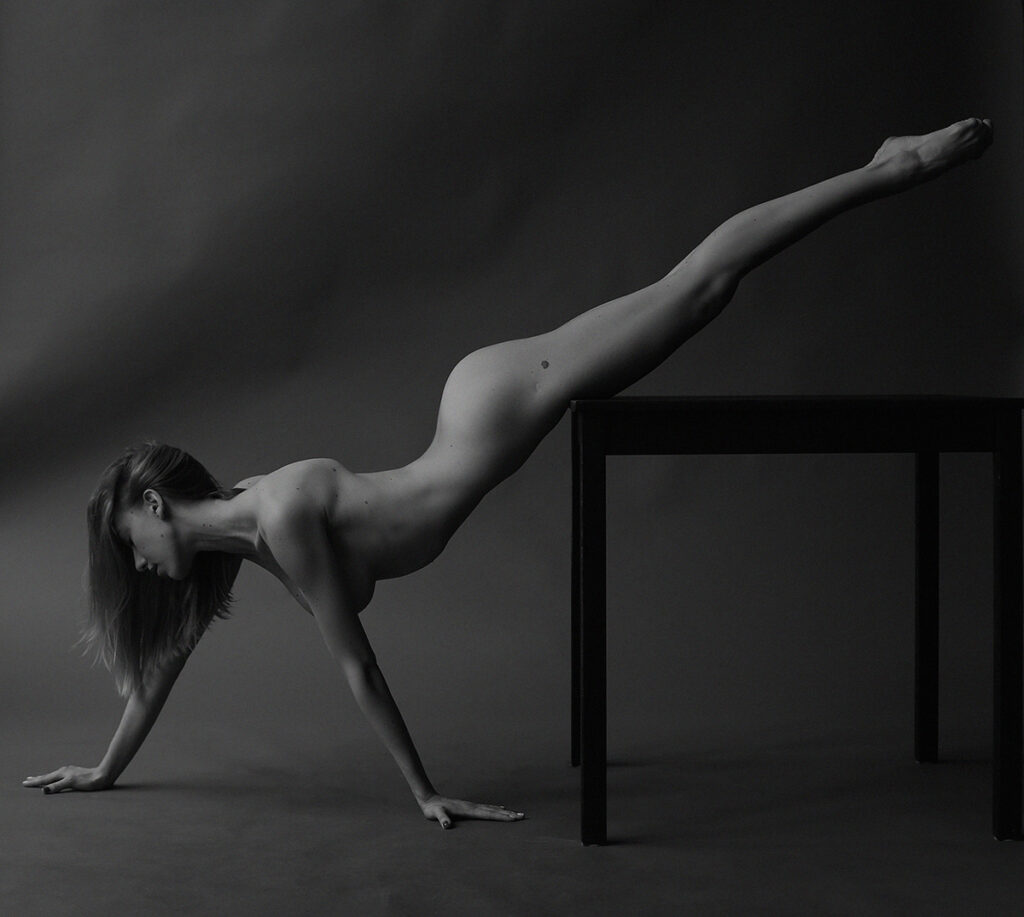 une femme en équilibre sur le bord d'une table