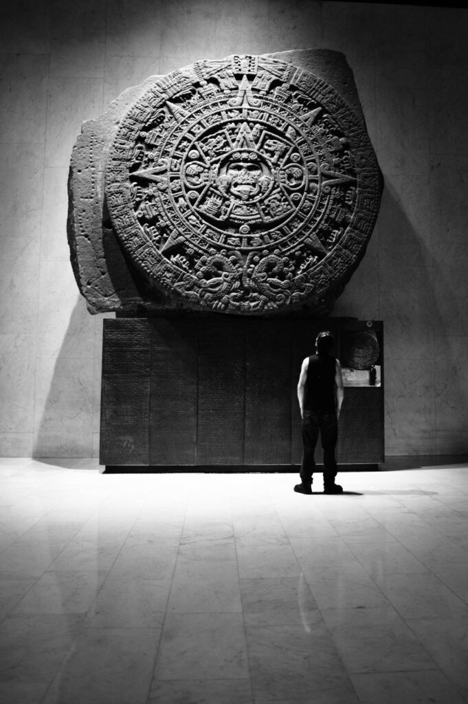 disque sculpté dans un bloc monolithique de lave basaltique d’olivine dite Pierre du Soleil 