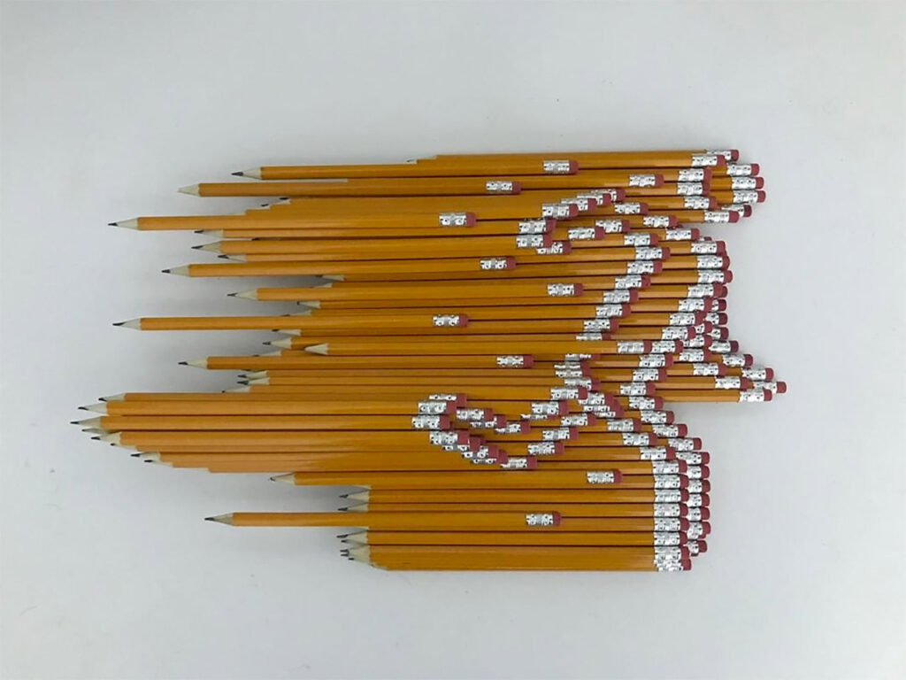 une silhouette humaine en pleine course dessinée par les bagues de métal fixant la gomme d'une centaine de crayons à papier décalés