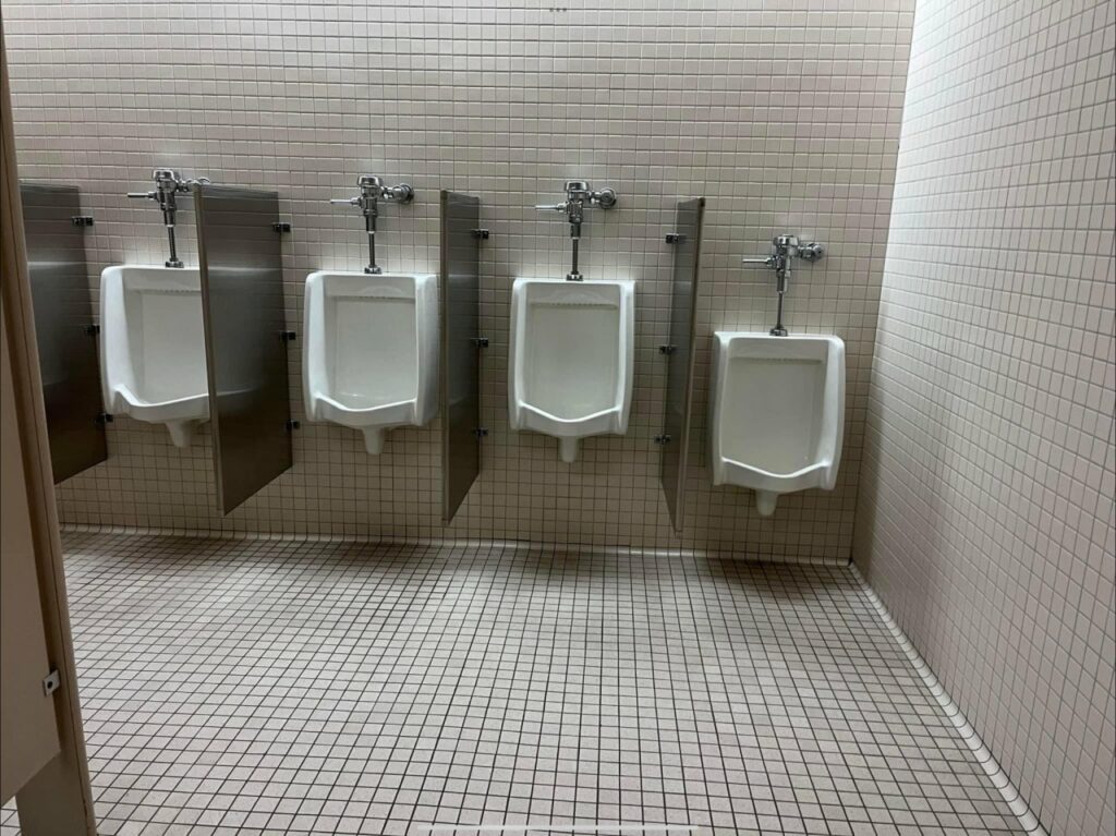 trois urinoirs identiques suivis d'un plus bas pour garçonnets évoquent irrésistiblement le motif d’ouverture de la Cinquième Symphonie de Beethoven : trois notes brèves suivies d’une longue (Sol sol sol mi fa fa fa ré)