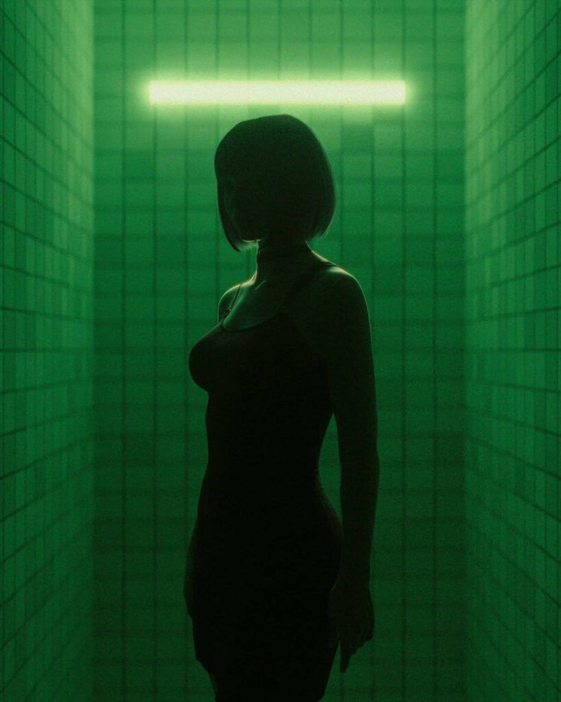 dans une petite pièce carrelée, une femme debout en robe noire dans la lumière verte d'un tube fluorescent 