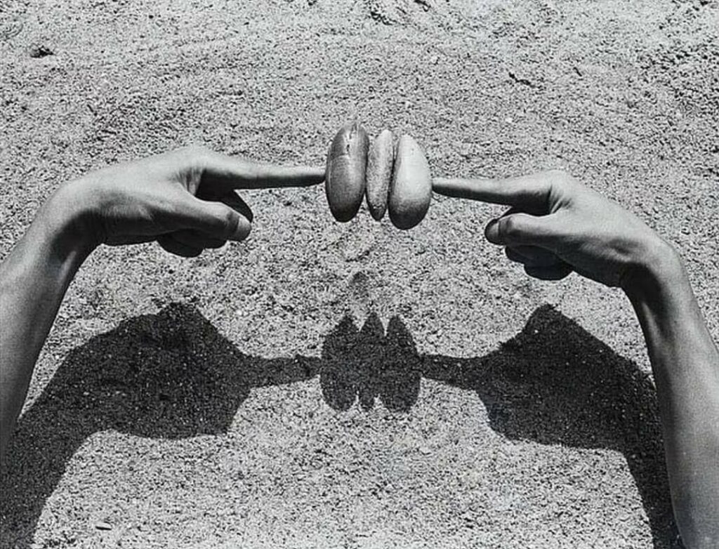 trois galets isolant deux index sous l'énergie du soleil