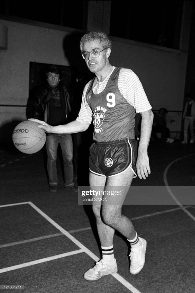 Lionel Jospin jouant au basket-ball dans le gymnase Marcel Fontaine à Meaux