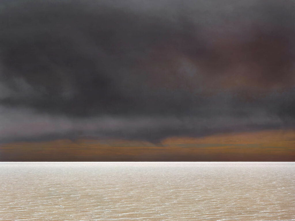 le sol clair écrasé par un ciel sombre