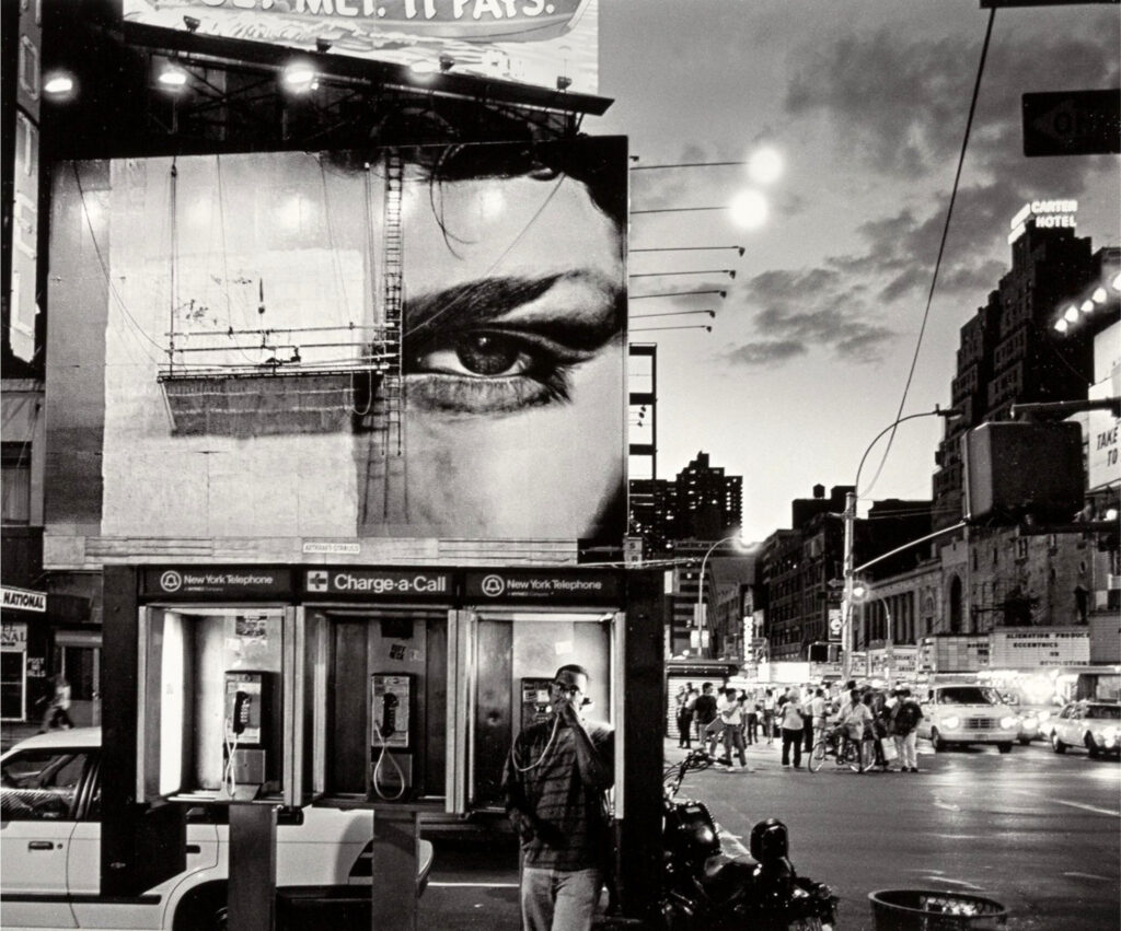 la ville sous l'affiche d'un oeil de femme