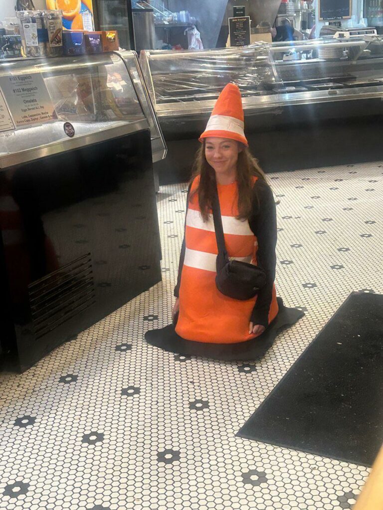 le message visuel de mise en garde de l'eurodéputée Reconquête revêtue d'un costume de cône de chantier adressé à la candidate de la droite : "Ensemble, nous avons le pouvoir de battre la gauche" 