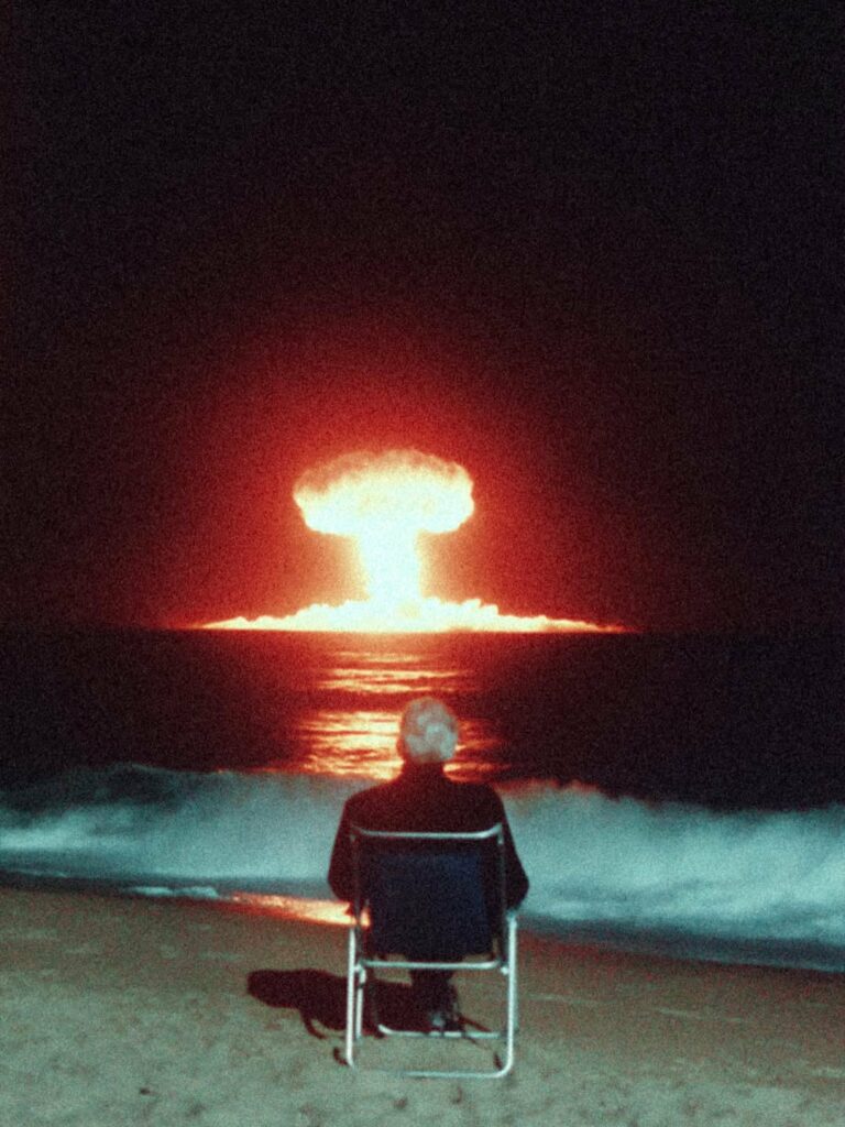 le vieil homme au bord de la mer contemplant le lever du champignon nucléaire