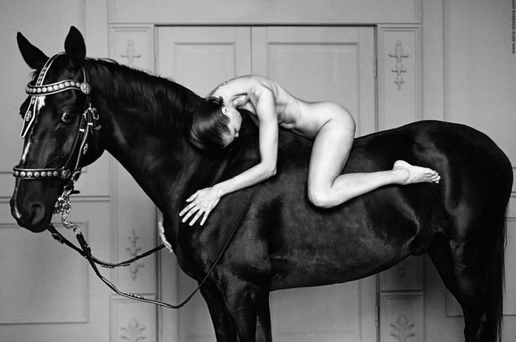 l'oeil du cheval portant une femme nue sur son dos dans l'appartement