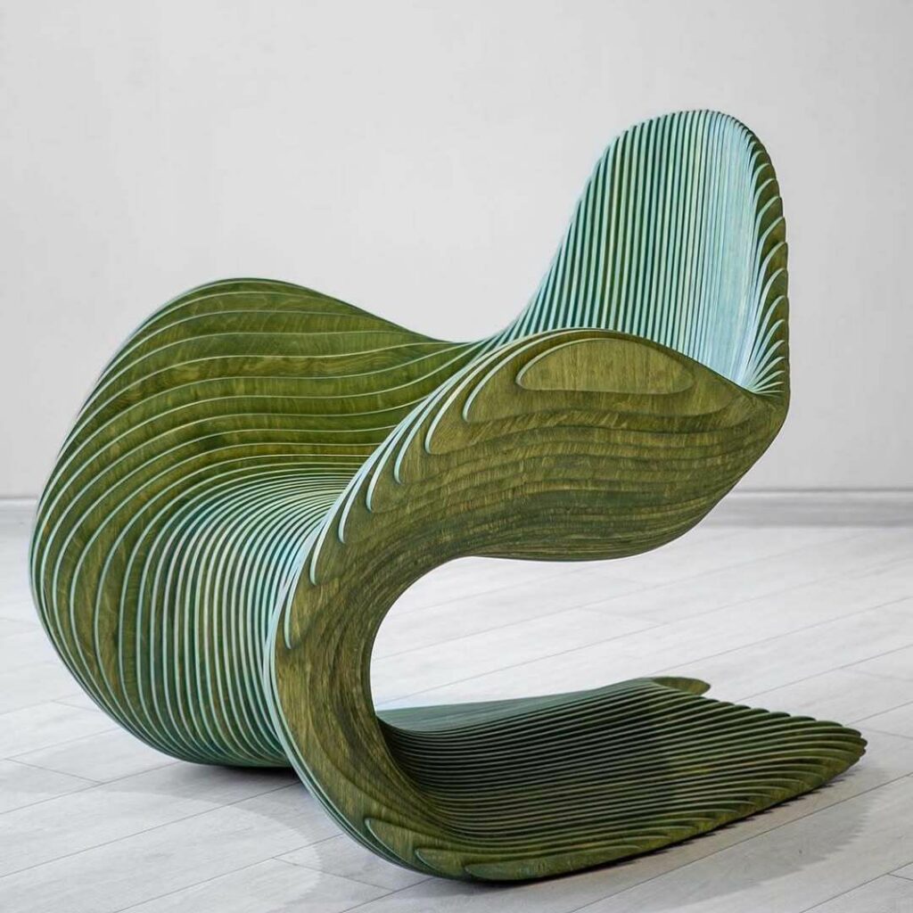 chaise sinueuse en pli de bouleau rainurée comme le ventre d'une baleine à bosse