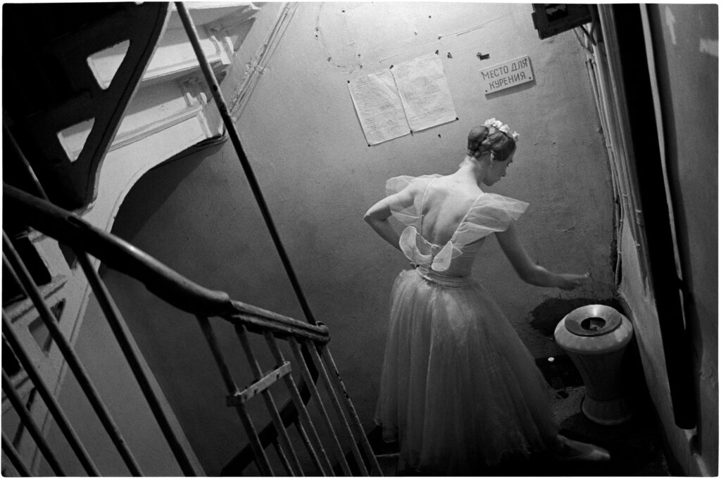 une danseuse dans un escalier 