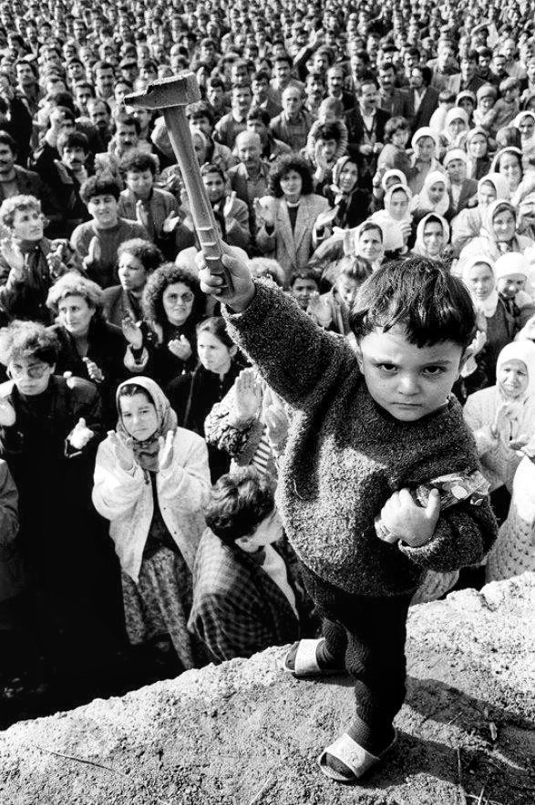 un jeune garçon lève un marteau pendant la grève des mineurs dans les bassins houillers de Zonguldak, en Turquie