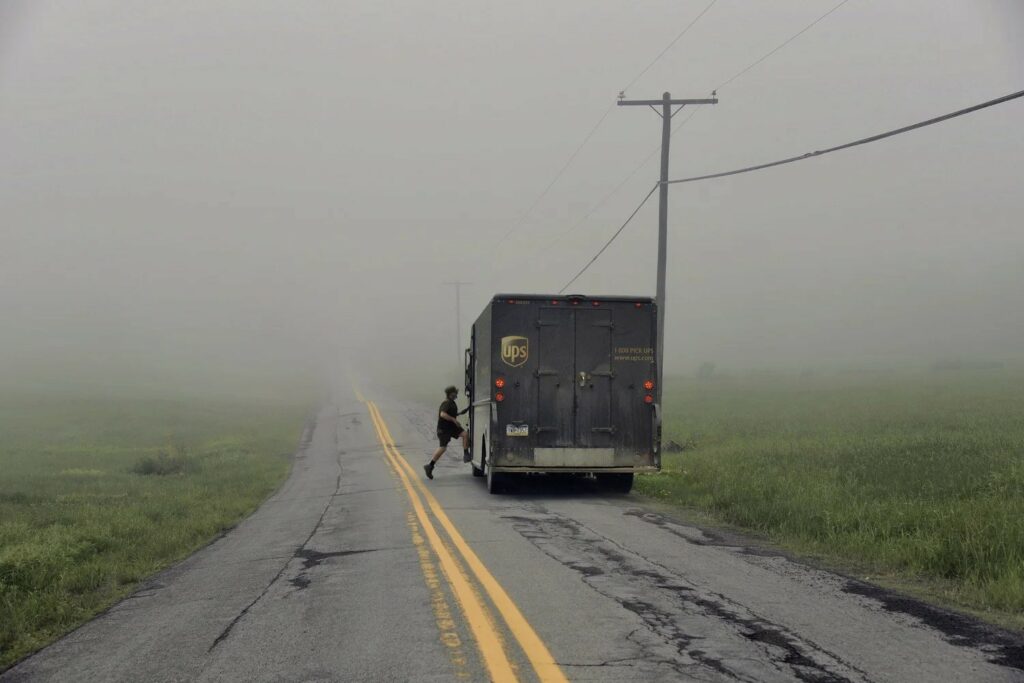 livreur dans la brume