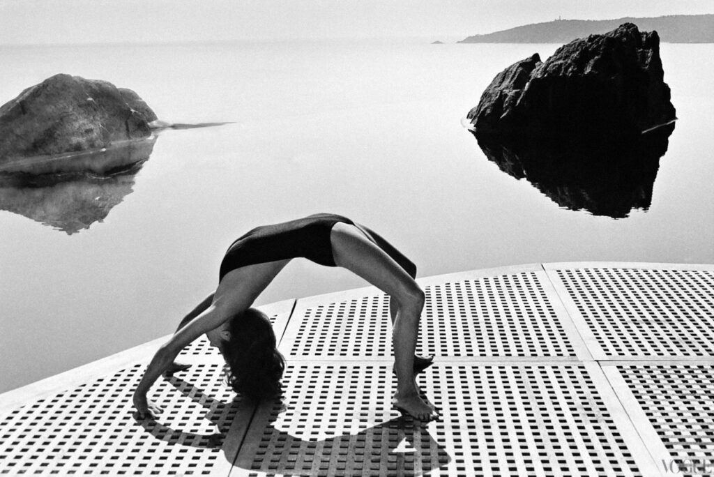 Charlotte Rampling faisant le pont au bord de la mer