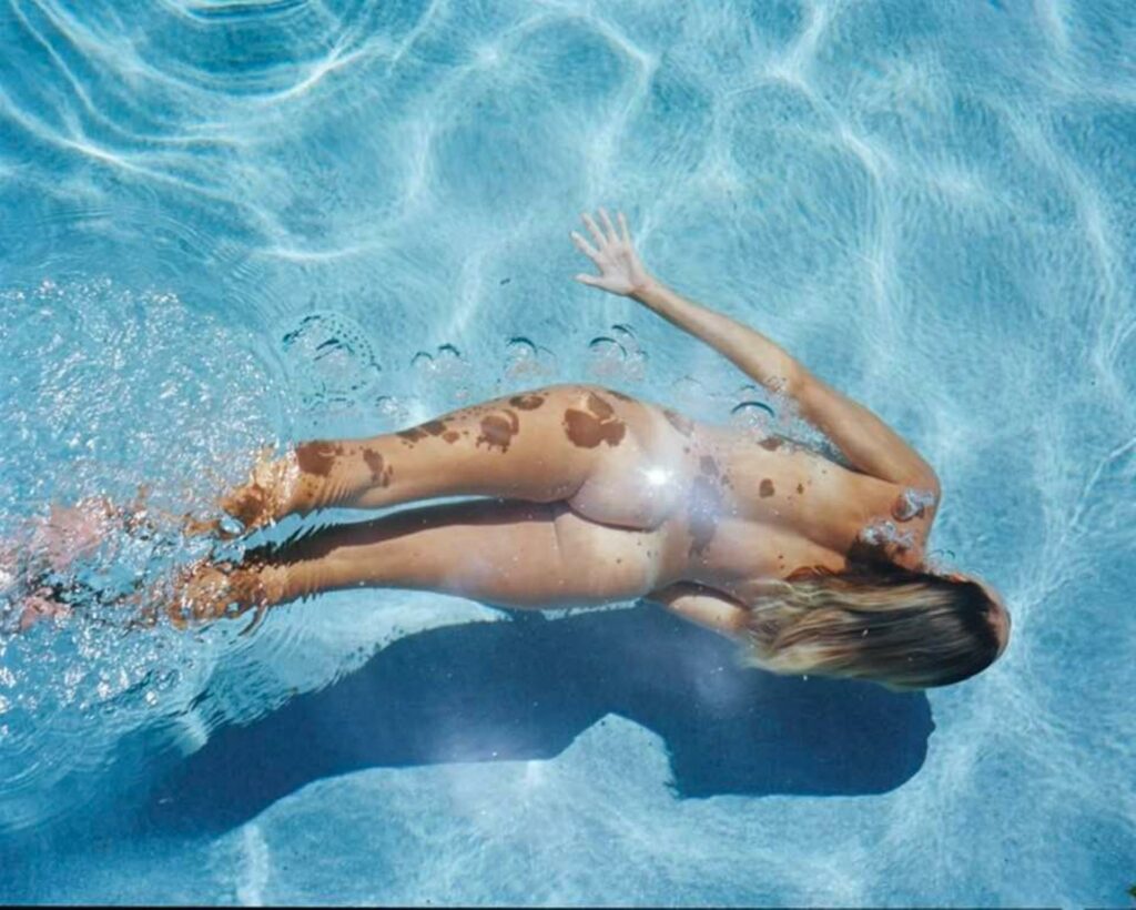 en plongée dans une piscine, une nageuse prend un virage