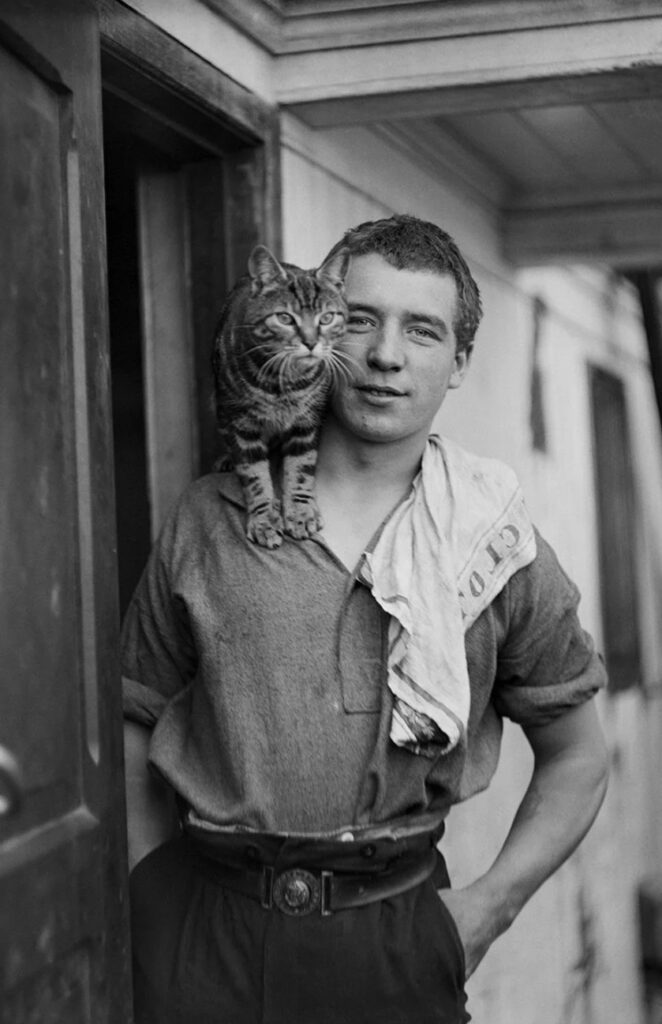 le chat sur l'épaule d'un explorateur des mers du Sud