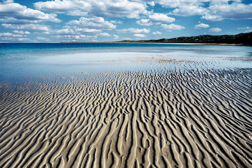 les rides de la plage à marée basse sous le ciel et la mer