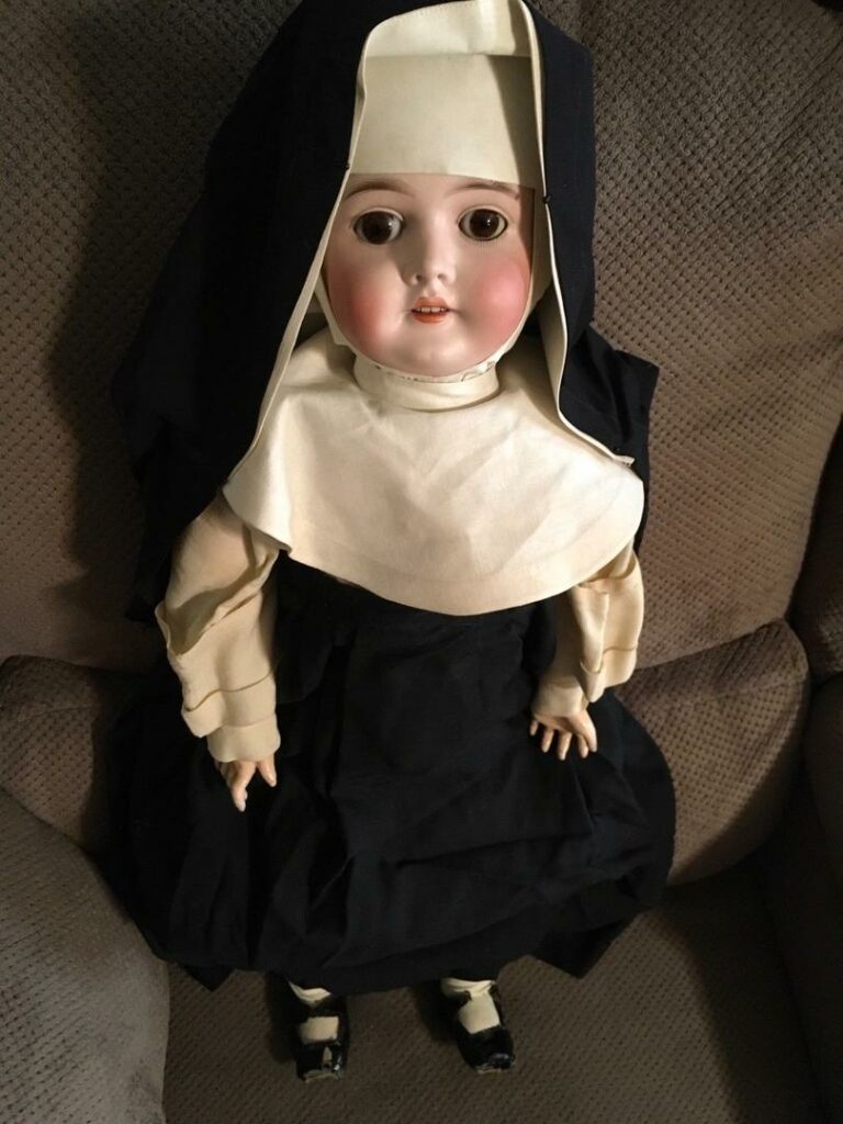 poupée de porcelaine religieuse