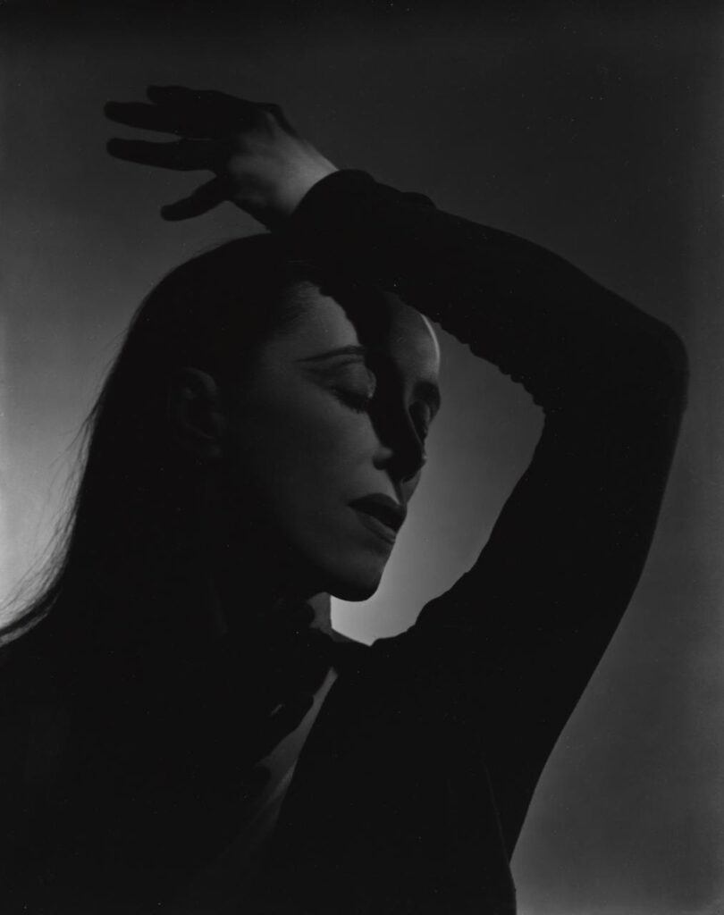 Cette sculpture en bronze est la plus célèbre d’Auguste Rodin.
Elle représente une femme méditant, le poignet posé sur son front, les yeux clos.