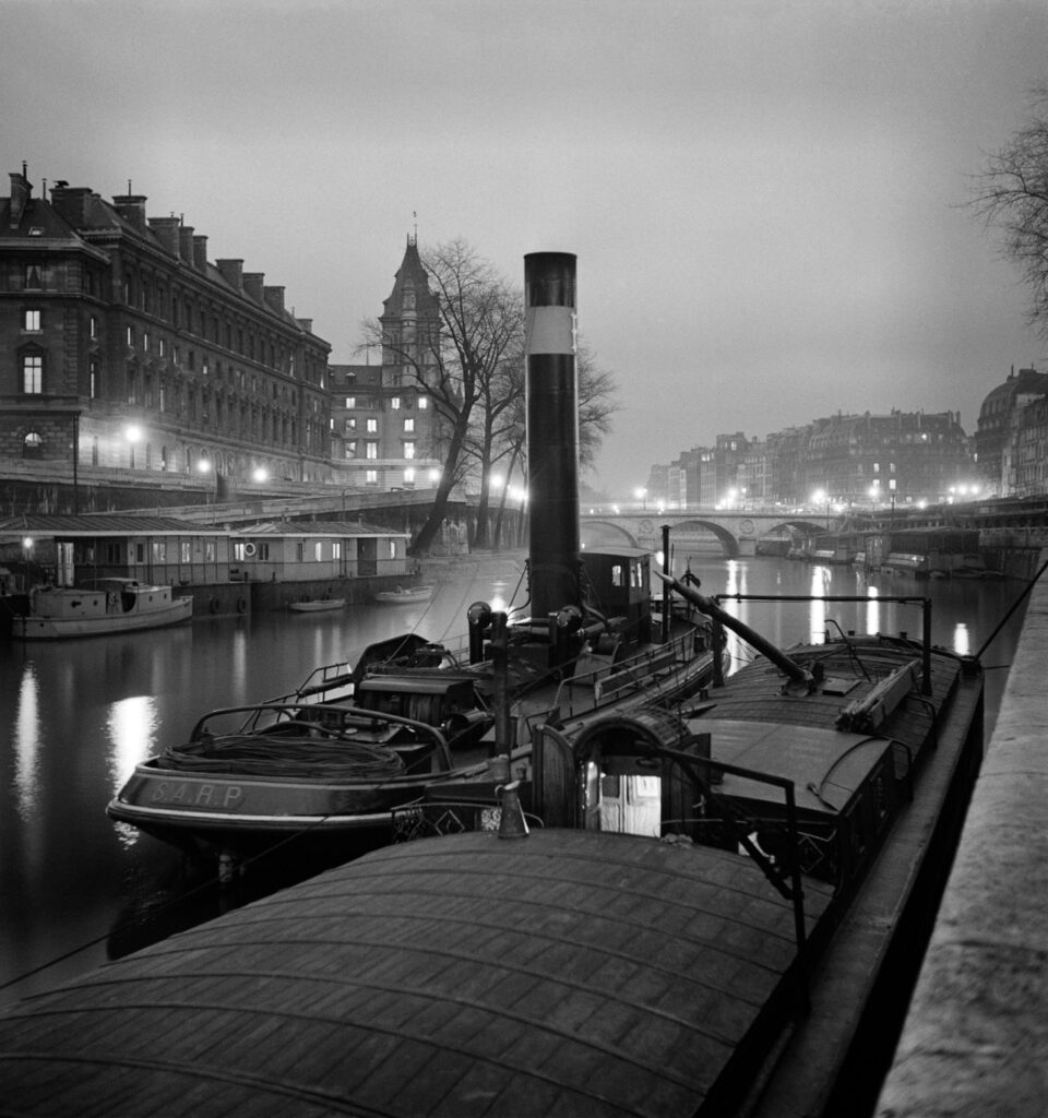 les cheminées des péniches amarrées Quai de Gesvres au petit matin 