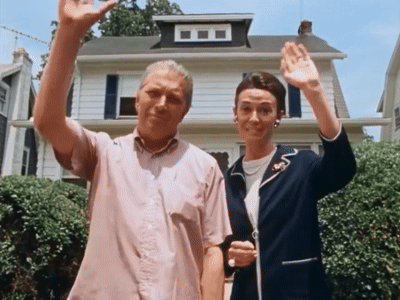 beau papa et belle maman nous font coucou de la main sur le trottoir pour nous dire au revoir et retournent dans leur maison, tous deux ont les fesses à l'air