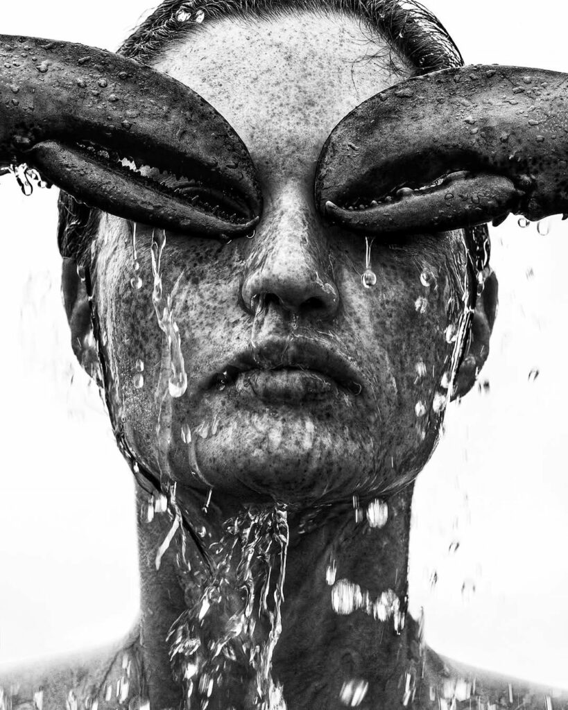 une femme sortant des eaux, des pinces de crabe devant les yeux