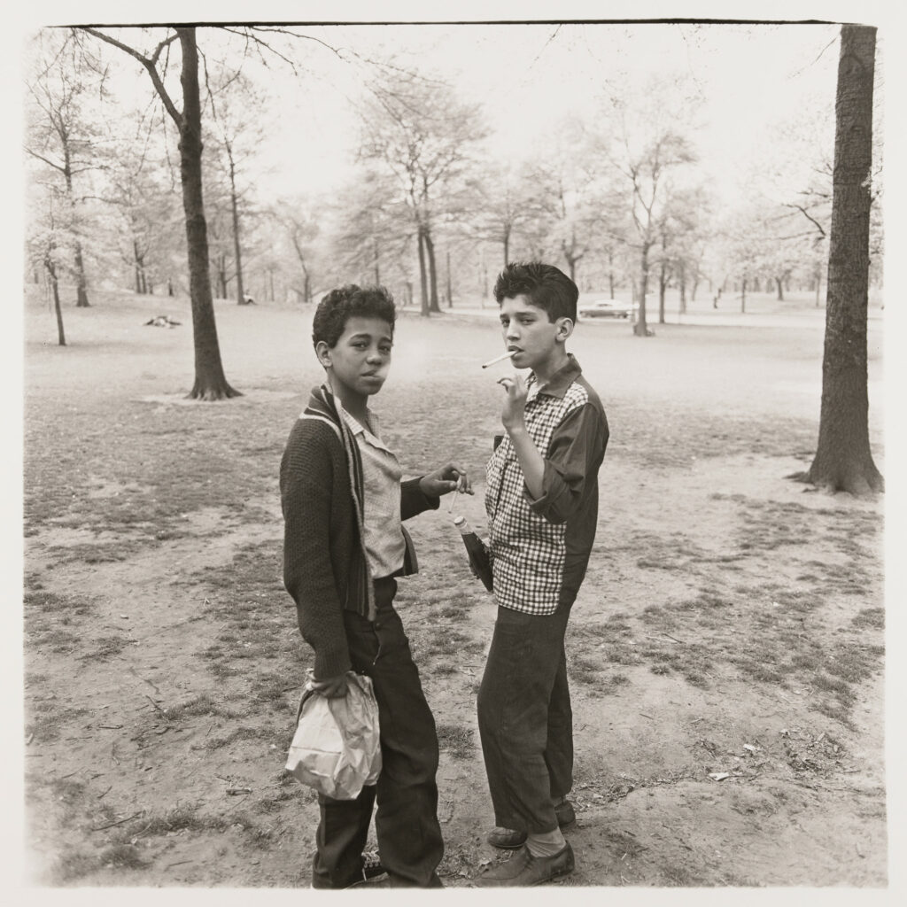 deux garçons fument à Central Park