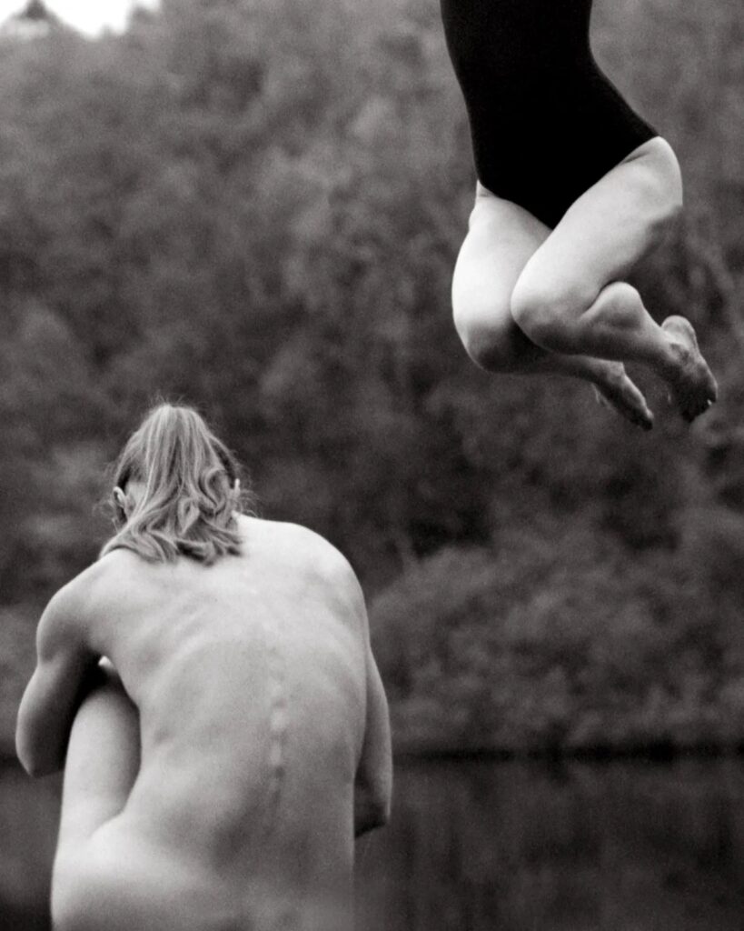 deux femmes ; l'une, pleine d'énergie