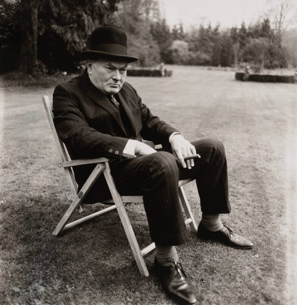 un vague sosie de Winston Churchill pose pour la postérité