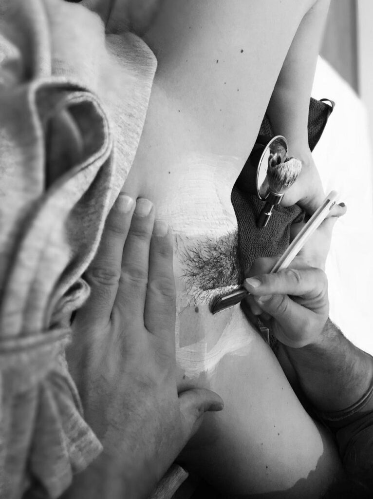 rasage de précision du pubis au coupe-choux