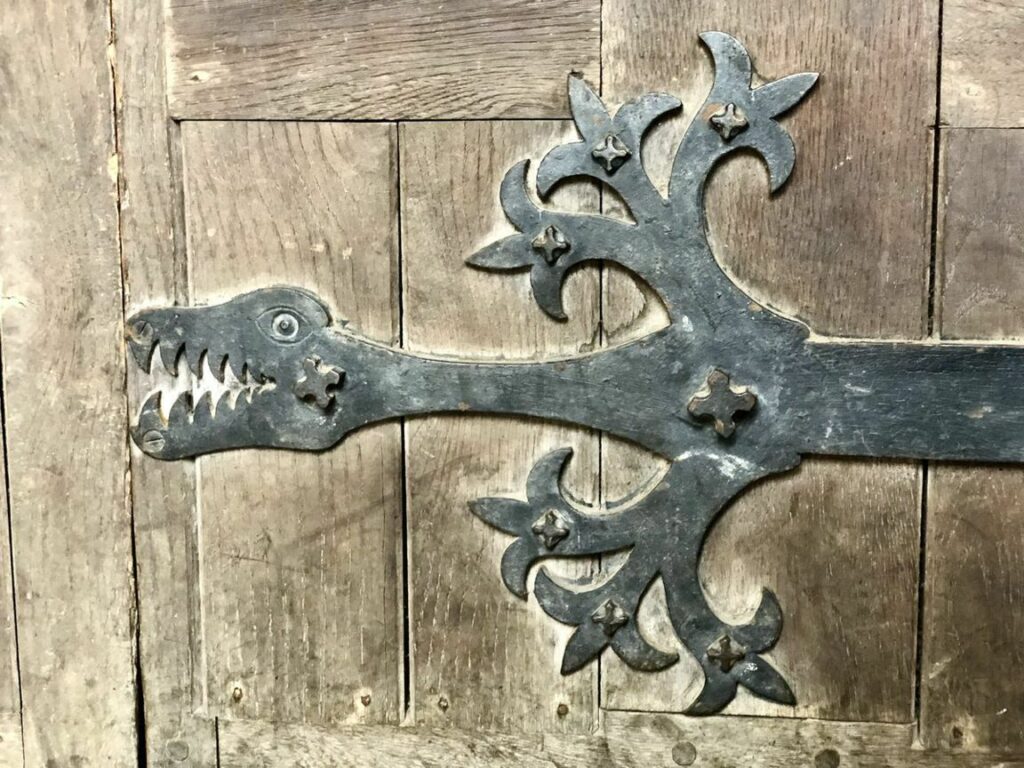 ferronnerie d'art renfort de porte en forme de dragon, gueule ouverte, griffes déployées